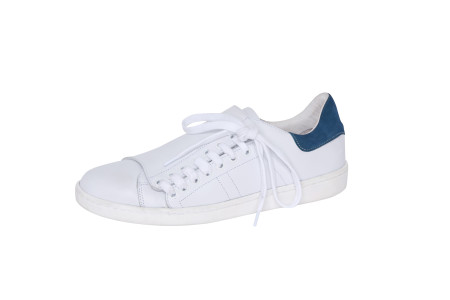 Sneakers en cuir, Comptoirs des Cotonniers en vente le 30 avril;